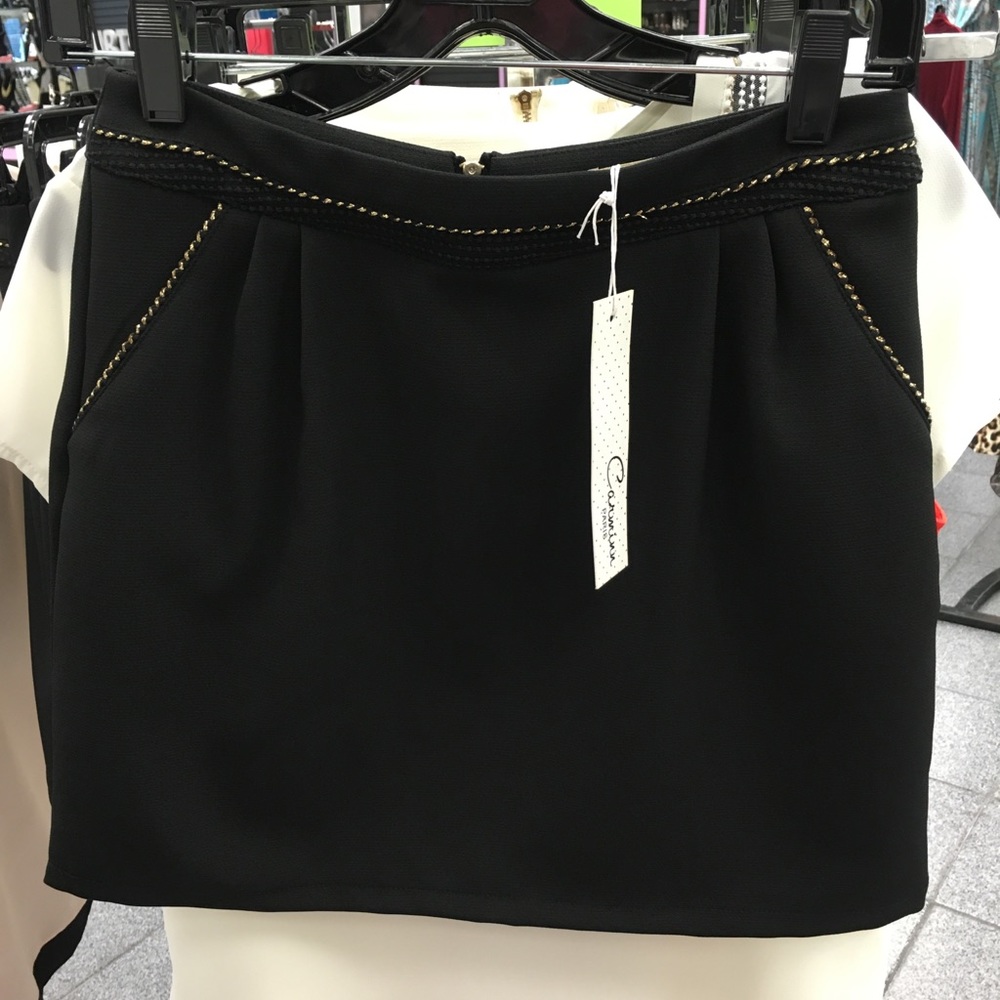 Black skirt with pockets